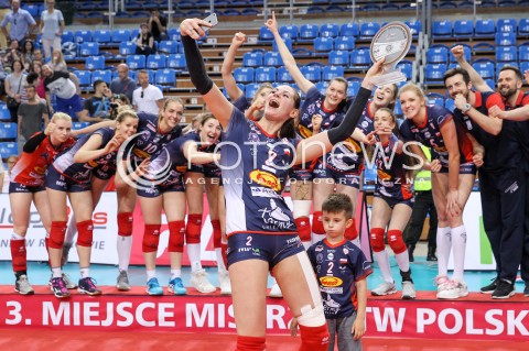  02.05.2018 RZESZOW <br />SIATKOWKA LIGA SIATKOWKI KOBIET LSK 2017/2018 WOMEN VOLLEYBALL POLAND POLISH LEAGUE <br />FAZA PLAYOFF - MECZ O 3. MIEJSCE - 3. MECZ <br />MECZ DEVELOPRES SKYRES RZESZOW - GROT BUDOWLANI LODZ <br />N/Z SIATKARKI GROT BUDOWLANI LODZ - RADOSC EMOCJE WYGRANA ZWYCIESTWO BRAZOWY MEDAL PODIUM<br />GABRIELA POLANSKA  <br /> 