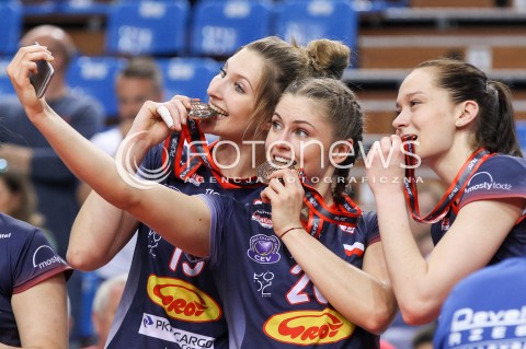  02.05.2018 RZESZOW <br />SIATKOWKA LIGA SIATKOWKI KOBIET LSK 2017/2018 WOMEN VOLLEYBALL POLAND POLISH LEAGUE <br />FAZA PLAYOFF - MECZ O 3. MIEJSCE - 3. MECZ <br />MECZ DEVELOPRES SKYRES RZESZOW - GROT BUDOWLANI LODZ <br />N/Z SIATKARKI GROT BUDOWLANI LODZ - RADOSC EMOCJE WYGRANA ZWYCIESTWO BRAZOWY MEDAL PODIUM<br />KAJA GROBELNA MARTYNA GRAJBER JULIA TWARDOWSKA <br /> 