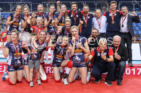  02.05.2018 RZESZOW <br />SIATKOWKA LIGA SIATKOWKI KOBIET LSK 2017/2018 WOMEN VOLLEYBALL POLAND POLISH LEAGUE <br />FAZA PLAYOFF - MECZ O 3. MIEJSCE - 3. MECZ <br />MECZ DEVELOPRES SKYRES RZESZOW - GROT BUDOWLANI LODZ <br />N/Z SIATKARKI GROT BUDOWLANI LODZ - RADOSC EMOCJE WYGRANA ZWYCIESTWO BRAZOWY MEDAL PODIUM<br />AGNIESZKA KAKOLEWSKA JUSTYNA KEDZIORA GABRIELA POLANSKA EWELINA POLAK PAVLA PAULA VINCOUROVA AGATA WITKOWSKA ADRIANNA MUSZYNSKA KAJA GROBELNA MARTYNA GRAJBER JULIA TWARDOWSKA JULIA PIOTROWSKA BLAZEJ KRZYSZTALOWICZ - I TRENER ( HEAD COACH ) <br />ZDJECIE GRUPOWE GRUPOWKA GROUP PHOTO<br /> 