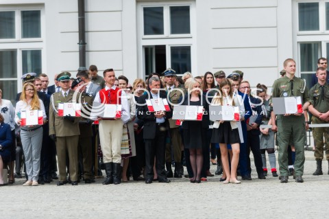  02.05.2018 WARSZAWA <br />DZIEN FLAGI POLSKIEJ Z UDZIALEM PREZYDENTA RP<br />N/Z OSOBY KTORE OTRZYMALY FLAGE<br /> 