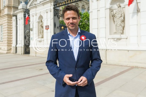  02.05.2018 WARSZAWA <br />RAFAL TRZASKOWSKI ROZDAJE FLAGI<br />N/Z RAFAL TRZASKOWSKI<br /> 