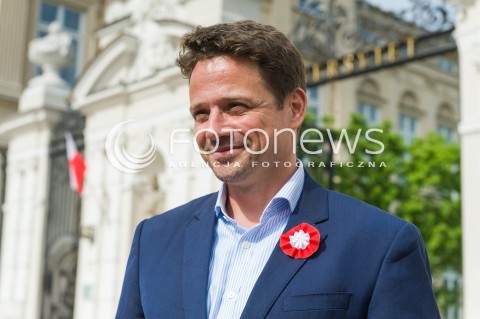  02.05.2018 WARSZAWA <br />RAFAL TRZASKOWSKI ROZDAJE FLAGI<br />N/Z RAFAL TRZASKOWSKI<br /> 