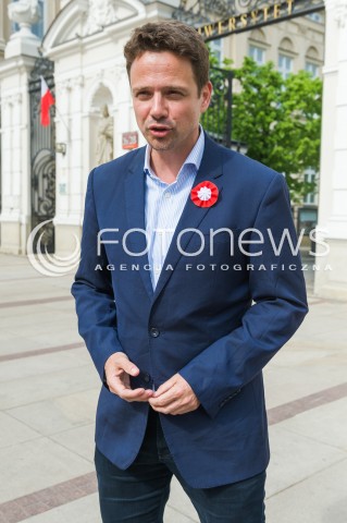 02.05.2018 WARSZAWA <br />RAFAL TRZASKOWSKI ROZDAJE FLAGI<br />N/Z RAFAL TRZASKOWSKI<br /> 