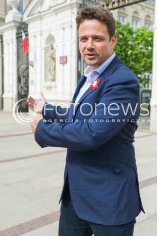  02.05.2018 WARSZAWA <br />RAFAL TRZASKOWSKI ROZDAJE FLAGI<br />N/Z RAFAL TRZASKOWSKI<br /> 