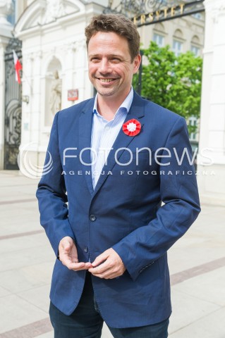  02.05.2018 WARSZAWA <br />RAFAL TRZASKOWSKI ROZDAJE FLAGI<br />N/Z RAFAL TRZASKOWSKI<br /> 