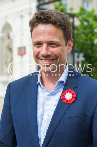  02.05.2018 WARSZAWA <br />RAFAL TRZASKOWSKI ROZDAJE FLAGI<br />N/Z RAFAL TRZASKOWSKI<br /> 