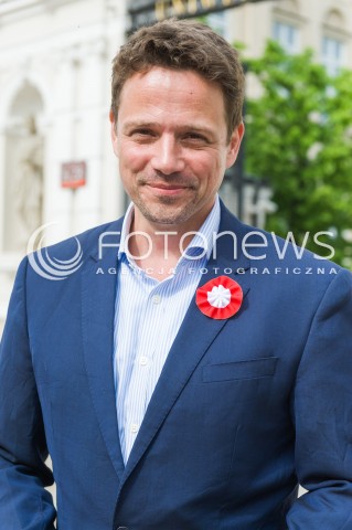  02.05.2018 WARSZAWA <br />RAFAL TRZASKOWSKI ROZDAJE FLAGI<br />N/Z RAFAL TRZASKOWSKI<br /> 