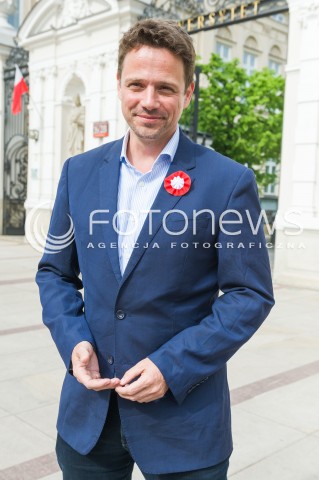  02.05.2018 WARSZAWA <br />RAFAL TRZASKOWSKI ROZDAJE FLAGI<br />N/Z RAFAL TRZASKOWSKI<br /> 