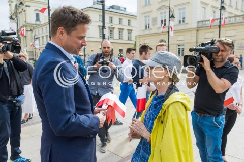  02.05.2018 WARSZAWA <br />RAFAL TRZASKOWSKI ROZDAJE FLAGI<br />N/Z RAFAL TRZASKOWSKI<br /> 