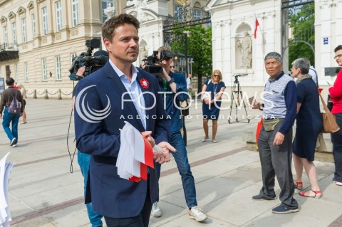  02.05.2018 WARSZAWA <br />RAFAL TRZASKOWSKI ROZDAJE FLAGI<br />N/Z RAFAL TRZASKOWSKI<br /> 