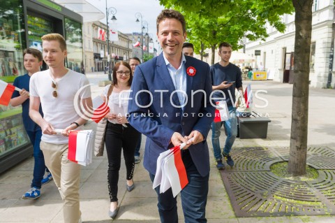  02.05.2018 WARSZAWA <br />RAFAL TRZASKOWSKI ROZDAJE FLAGI<br />N/Z RAFAL TRZASKOWSKI<br /> 