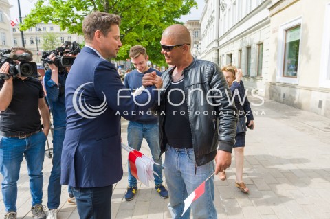  02.05.2018 WARSZAWA <br />RAFAL TRZASKOWSKI ROZDAJE FLAGI<br />N/Z RAFAL TRZASKOWSKI<br /> 