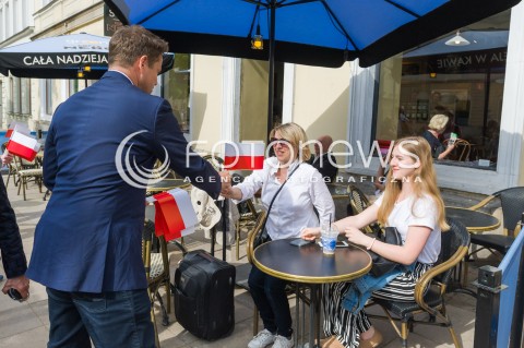  02.05.2018 WARSZAWA <br />RAFAL TRZASKOWSKI ROZDAJE FLAGI<br />N/Z RAFAL TRZASKOWSKI<br /> 