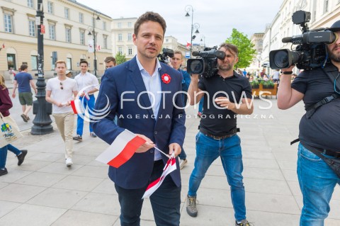  02.05.2018 WARSZAWA <br />RAFAL TRZASKOWSKI ROZDAJE FLAGI<br />N/Z RAFAL TRZASKOWSKI<br /> 