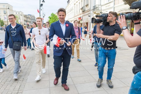  02.05.2018 WARSZAWA <br />RAFAL TRZASKOWSKI ROZDAJE FLAGI<br />N/Z RAFAL TRZASKOWSKI<br /> 