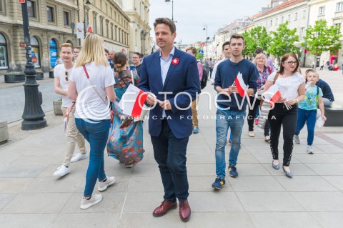  02.05.2018 WARSZAWA <br />RAFAL TRZASKOWSKI ROZDAJE FLAGI<br />N/Z RAFAL TRZASKOWSKI<br /> 