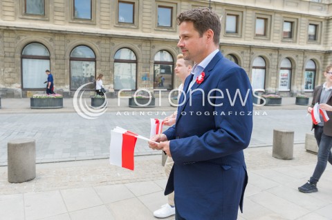  02.05.2018 WARSZAWA <br />RAFAL TRZASKOWSKI ROZDAJE FLAGI<br />N/Z RAFAL TRZASKOWSKI<br /> 