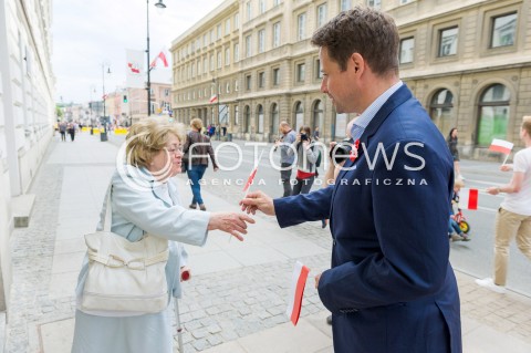  02.05.2018 WARSZAWA <br />RAFAL TRZASKOWSKI ROZDAJE FLAGI<br />N/Z RAFAL TRZASKOWSKI<br /> 