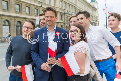 Rafał Trzaskowski rozdaje flagi w Warszawie