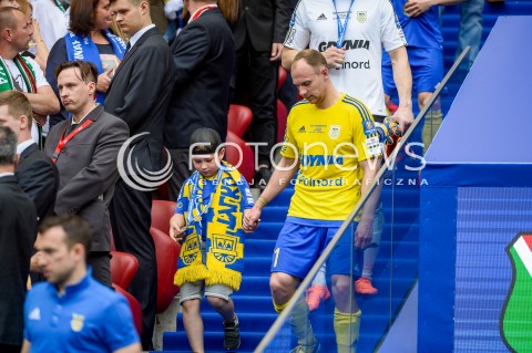  02.05.2018 WARSZAWA<br />PILKA NOZNA - FINAL PUCHARU POLSKI PZPN 2017/2018<br />FOOTBALL - PZPN POLISH CUP FINAL 2017/2018<br />MECZ ARKA GDYNIA - LEGIA WARSZAWA<br />N/Z RAFAL SIEMASZKO Z SYNEM ODBIERA SREBRNY MEDAL<br /> 