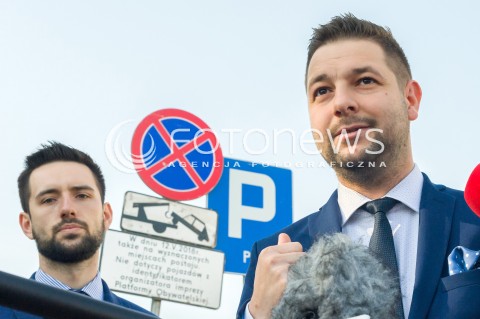 Konferencja Patryka Jakiego na temat znaku drogowego w Warszawie