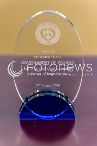  08.05.2018 WARSZAWA<br />POSIEDZENIE RADY MINISTROW<br />N/Z STATUETKA AWARD PRESENTED TO THE GOVERNMENT OF POLAND<br /> 