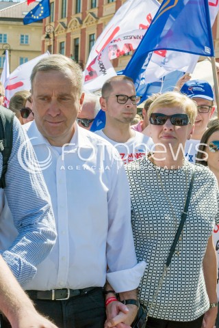  12.05.2018 WARSZAWA<br />MARSZ WOLNOSCI<br />N/Z GRZEGORZ SCHETYNA Z PARTNERKA KOBIETA ZONA<br /> 