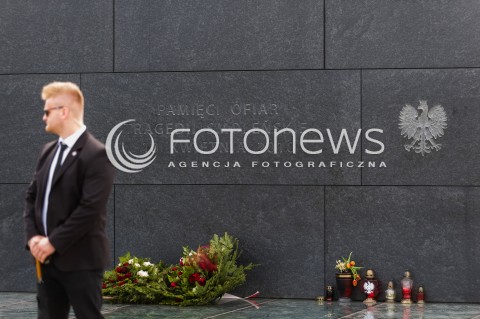  14.05.2018 WARSZAWA <br />WIZYTA PREMIERA WEGIER VIKTORA ORBANA W POLSCE<br />VIKTOR ORBAN PRZED POMNIKIEM OFIAR KATASTROFY SMOLENSKIEJ NA PLACU PILSUDSKIEGO<br />N/Z POMNIK OFIAR KATASTROFY SMOLENSKIEJ SOP FUNKCJONARIUSZ <br /> 