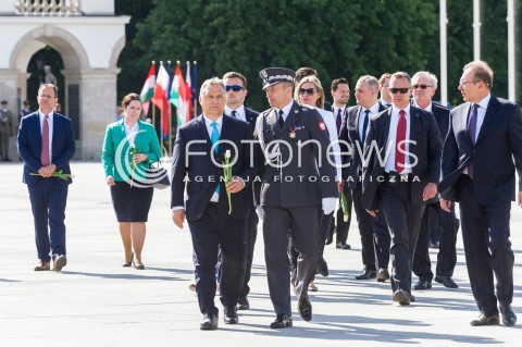  14.05.2018 WARSZAWA <br />WIZYTA PREMIERA WEGIER VIKTORA ORBANA W POLSCE<br />VIKTOR ORBAN PRZED POMNIKIEM OFIAR KATASTROFY SMOLENSKIEJ NA PLACU PILSUDSKIEGO<br />N/Z PREMIER WEGIER VIKTOR ORBAN GENERAL ROBERT GLAB<br /> 