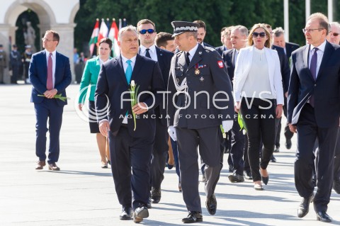  14.05.2018 WARSZAWA <br />WIZYTA PREMIERA WEGIER VIKTORA ORBANA W POLSCE<br />VIKTOR ORBAN PRZED POMNIKIEM OFIAR KATASTROFY SMOLENSKIEJ NA PLACU PILSUDSKIEGO<br />N/Z PREMIER WEGIER VIKTOR ORBAN GENERAL ROBERT GLAB<br /> 