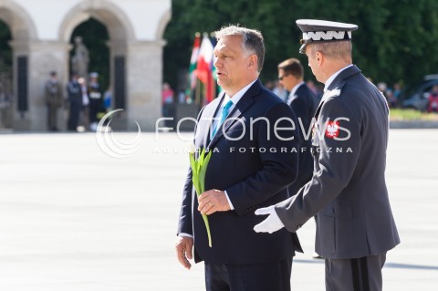  14.05.2018 WARSZAWA <br />WIZYTA PREMIERA WEGIER VIKTORA ORBANA W POLSCE<br />VIKTOR ORBAN PRZED POMNIKIEM OFIAR KATASTROFY SMOLENSKIEJ NA PLACU PILSUDSKIEGO<br />N/Z PREMIER WEGIER VIKTOR ORBAN GENERAL ROBERT GLAB<br /> 