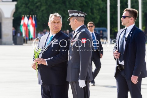  14.05.2018 WARSZAWA <br />WIZYTA PREMIERA WEGIER VIKTORA ORBANA W POLSCE<br />VIKTOR ORBAN PRZED POMNIKIEM OFIAR KATASTROFY SMOLENSKIEJ NA PLACU PILSUDSKIEGO<br />N/Z PREMIER WEGIER VIKTOR ORBAN GENERAL ROBERT GLAB<br /> 