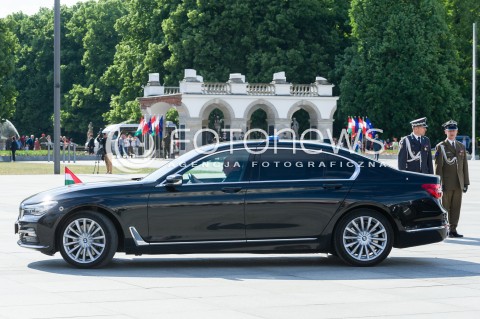  14.05.2018 WARSZAWA <br />WIZYTA PREMIERA WEGIER VIKTORA ORBANA W POLSCE<br />VIKTOR ORBAN PRZED POMNIKIEM OFIAR KATASTROFY SMOLENSKIEJ NA PLACU PILSUDSKIEGO<br />N/Z LIMUZYNA PREMIERA WEGIER VIKTOR ORBAN SOP<br /> 