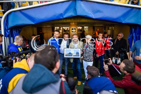  19.05.2018 GDYNIA<br />PILKA NOZNA - EKSTRAKLASA SEZON 2017/2018<br />MECZ ARKA GDYNIA - SLASK WROCLAW<br />N/Z WOJCIECH PERTKIEWICZ MAREK LUCYK WOJCIECH SZCZUREK JOANNA ZIELINSKA Z TABLICA PAMIATKOWA NA POZEGNANIE KRZYSZTOFA SOBIERAJA<br /> 