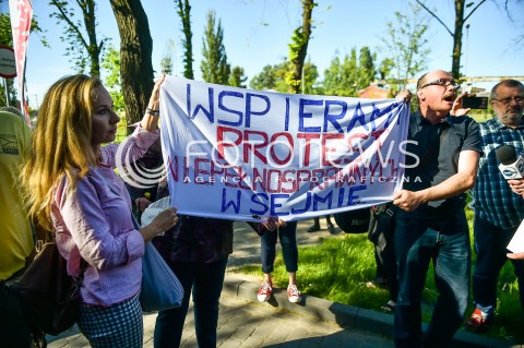  20.05.2018 GDANSK <br />SPOTKANIE PREMIERA MATEUSZA MORAWIECKIEGO Z MIESZKANCAMI GDANSKA W SALI BHP STOCZNI GDANSKIEJ<br />N/Z PRZEDSTAWICIELE KOD Z TRANSPARENTEM WSPIERAMY PROTEST NIEPELNOSPRAWNYCH W SEJMIE<br /> 