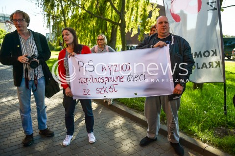  20.05.2018 GDANSK <br />SPOTKANIE PREMIERA MATEUSZA MORAWIECKIEGO Z MIESZKANCAMI GDANSKA W SALI BHP STOCZNI GDANSKIEJ<br />N/Z PRZEDSTAWICIELE KOMITETU OBRONY DEMOKRACJI Z TRANSPARENTEM PIS WYRZUCA NIEPELNOSPRAWNE DZIECI ZE SZKOL<br /> 