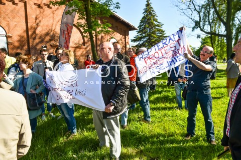  20.05.2018 GDANSK <br />SPOTKANIE PREMIERA MATEUSZA MORAWIECKIEGO Z MIESZKANCAMI GDANSKA W SALI BHP STOCZNI GDANSKIEJ<br />N/Z PROTESTUJACY PRZEDSTAWICIELE KOMITETU OBRONY DEMOKRACJI Z TRANSPARENTAMI<br /> 