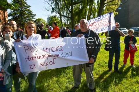  20.05.2018 GDANSK <br />SPOTKANIE PREMIERA MATEUSZA MORAWIECKIEGO Z MIESZKANCAMI GDANSKA W SALI BHP STOCZNI GDANSKIEJ<br />N/Z PROTESTUJACY PRZEDSTAWICIELE KOMITETU OBRONY DEMOKRACJI Z TRANSPARENTAMI<br /> 