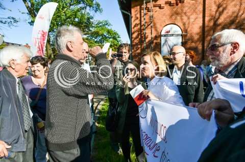  20.05.2018 GDANSK <br />SPOTKANIE PREMIERA MATEUSZA MORAWIECKIEGO Z MIESZKANCAMI GDANSKA W SALI BHP STOCZNI GDANSKIEJ<br />N/Z PROTESTUJACY PRZEDSTAWICIELE KOMITETU OBRONY DEMOKRACJI Z TRANSPARENTAMI<br /> 