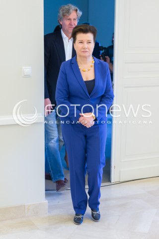  21.05.2018 WARSZAWA<br />WRECZENIE STATUETKI MISTRZA POLSKI PILKARZOM LEGII<br />N/Z HANNA GRONKIEWICZ WALTZ DARIUSZ MIODUSKI<br /> 