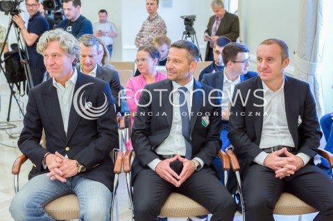  21.05.2018 WARSZAWA<br />WRECZENIE STATUETKI MISTRZA POLSKI PILKARZOM LEGII<br />N/Z DARIUSZ MIODUSKI DEAN KLAFURIC<br /> 