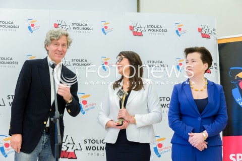  21.05.2018 WARSZAWA<br />WRECZENIE STATUETKI MISTRZA POLSKI PILKARZOM LEGII<br />N/Z DARIUSZ MIODUSKI RENATA KAZNOWSKA HANNA GRONKIEWICZ WALTZ<br /> 