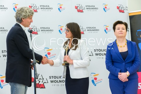  21.05.2018 WARSZAWA<br />WRECZENIE STATUETKI MISTRZA POLSKI PILKARZOM LEGII<br />N/Z DARIUSZ MIODUSKI RENATA KAZNOWSKA HANNA GRONKIEWICZ WALTZ<br /> 