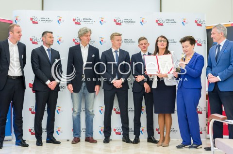  21.05.2018 WARSZAWA<br />WRECZENIE STATUETKI MISTRZA POLSKI PILKARZOM LEGII<br />N/Z HANNA GRONKIEWICZ WALTZ SEBASTIAN SZYMANSKI MICHAL KOPCZYNSKI DEAN KLAFURIC PAWEL LECH DARIUSZ MIODUSKI<br /> 
