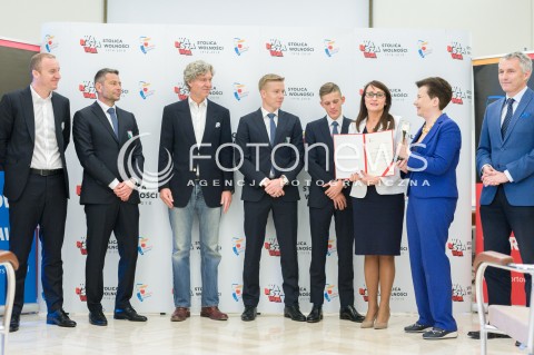  21.05.2018 WARSZAWA<br />WRECZENIE STATUETKI MISTRZA POLSKI PILKARZOM LEGII<br />N/Z HANNA GRONKIEWICZ WALTZ SEBASTIAN SZYMANSKI MICHAL KOPCZYNSKI DEAN KLAFURIC PAWEL LECH DARIUSZ MIODUSKI<br /> 