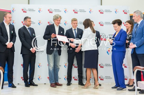  21.05.2018 WARSZAWA<br />WRECZENIE STATUETKI MISTRZA POLSKI PILKARZOM LEGII<br />N/Z HANNA GRONKIEWICZ WALTZ SEBASTIAN SZYMANSKI MICHAL KOPCZYNSKI DEAN KLAFURIC PAWEL LECH DARIUSZ MIODUSKI<br /> 
