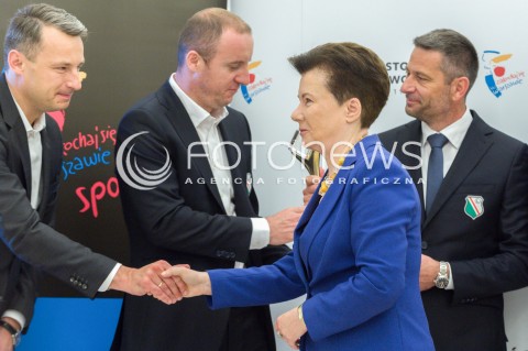  21.05.2018 WARSZAWA<br />WRECZENIE STATUETKI MISTRZA POLSKI PILKARZOM LEGII<br />N/Z HANNA GRONKIEWICZ WALTZ DEAN KLAFURIC<br /> 