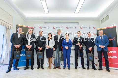  21.05.2018 WARSZAWA<br />WRECZENIE STATUETKI MISTRZA POLSKI PILKARZOM LEGII<br />N/Z HANNA GRONKIEWICZ WALTZ SEBASTIAN SZYMANSKI MICHAL KOPCZYNSKI DEAN KLAFURIC PAWEL LECH DARIUSZ MIODUSKI<br /> 