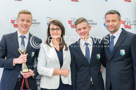 Wręczenie statuetki Mistrza Polski piłkarzom Legii w Warszawie 