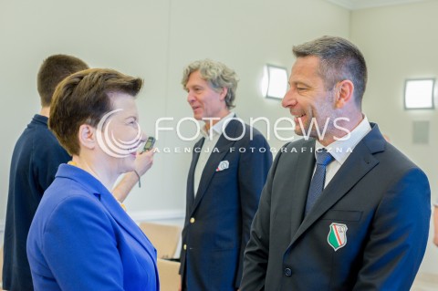  21.05.2018 WARSZAWA<br />WRECZENIE STATUETKI MISTRZA POLSKI PILKARZOM LEGII<br />N/Z HANNA GRONKIEWICZ WALTZ DEAN KLAFURIC DARIUSZ MIODUSKI<br /> 